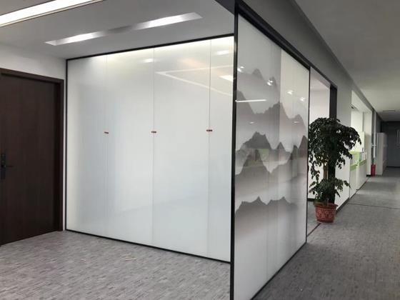 在强光照射下，液晶调光玻璃的调光效果会受影响吗？