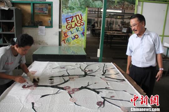 叶晟源在工厂亲自指导工人用彩色玻璃精细贴画中国梅花 叶晟源在工厂亲自指导工人用彩色玻璃精细贴画中国梅花