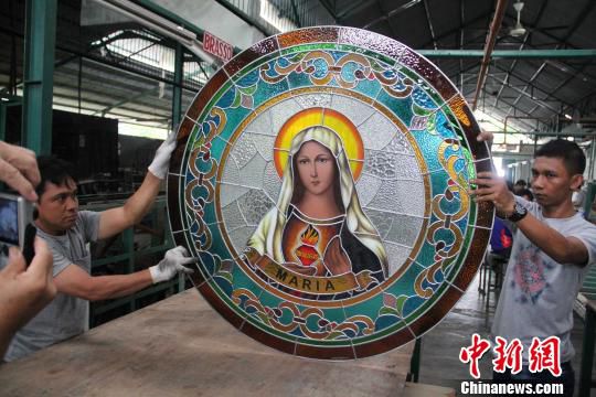 叶晟源的艺术玻璃作品圣母玛丽亚 叶晟源的艺术玻璃作品圣母玛丽亚