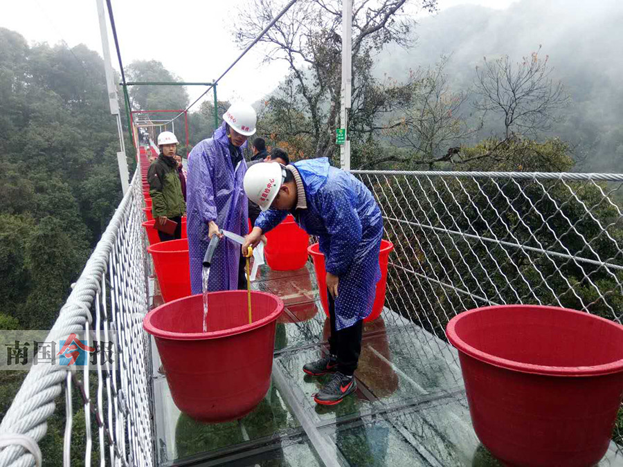 检测人员在为桥面的水桶注水 检测人员在为桥面的水桶注水