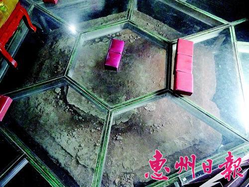 钢化玻璃“锁”住300岁塔基 钢化玻璃“锁”住300岁塔基