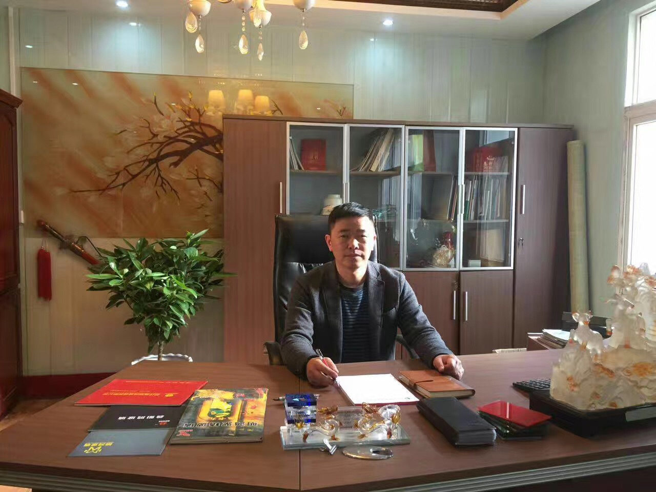 秭归明鸿玻璃科技老板王总 秭归明鸿玻璃科技老板王总